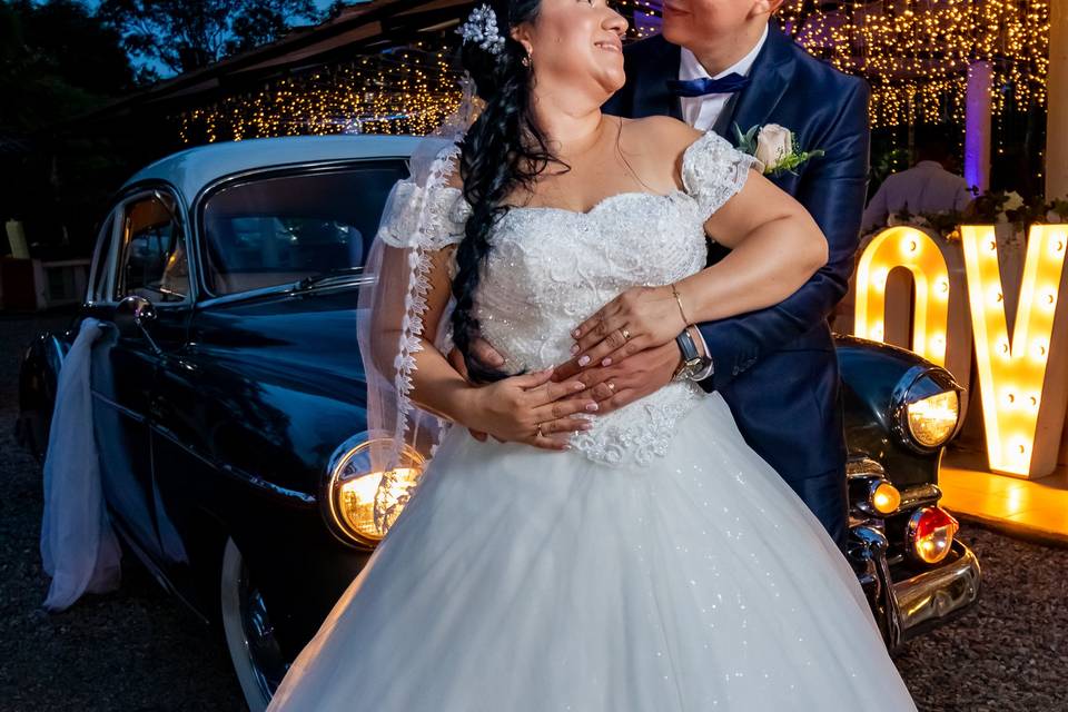 Novios posando en el jardín de noche