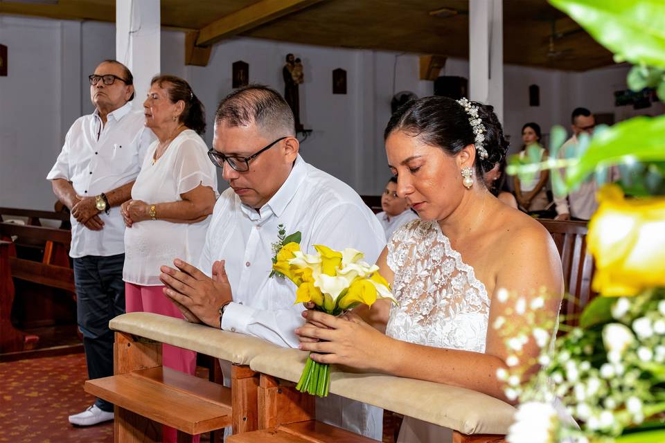 Pareja de novios orando