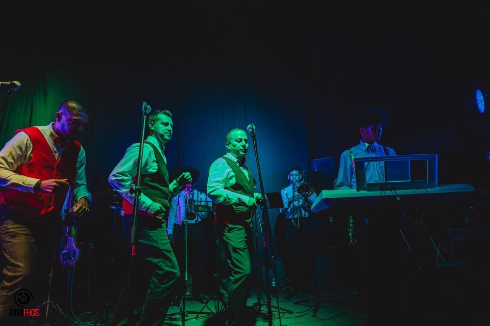 Grupo de música tocando en la fiesta