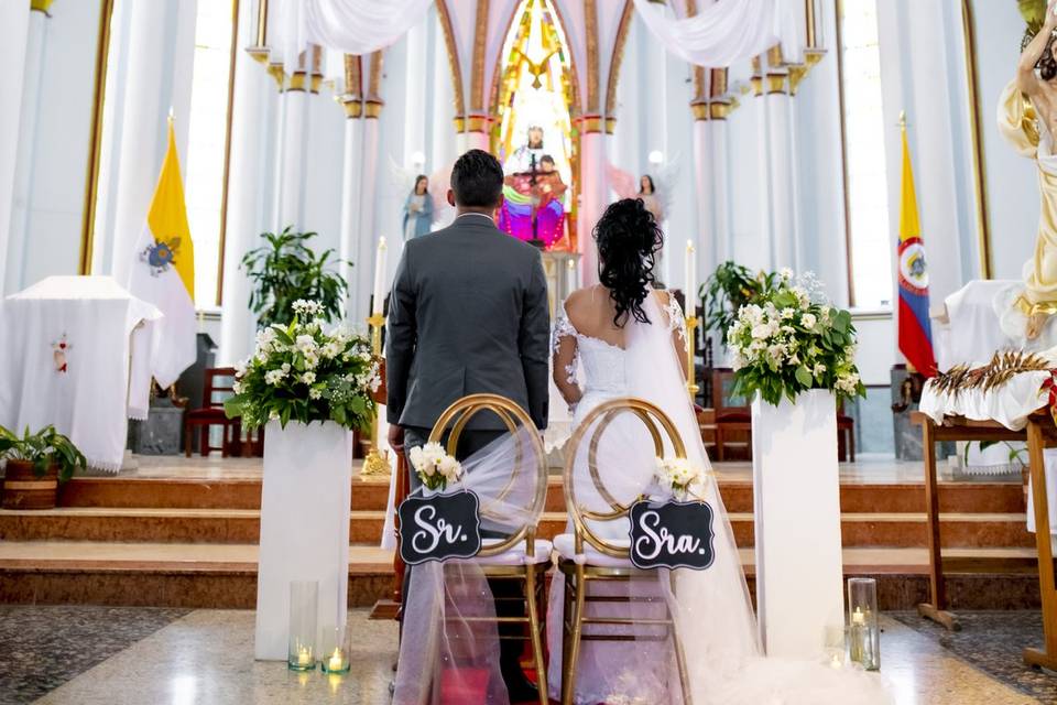 Novios casándose en la iglesia