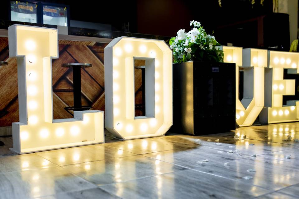 Letras gigantes iluminadas