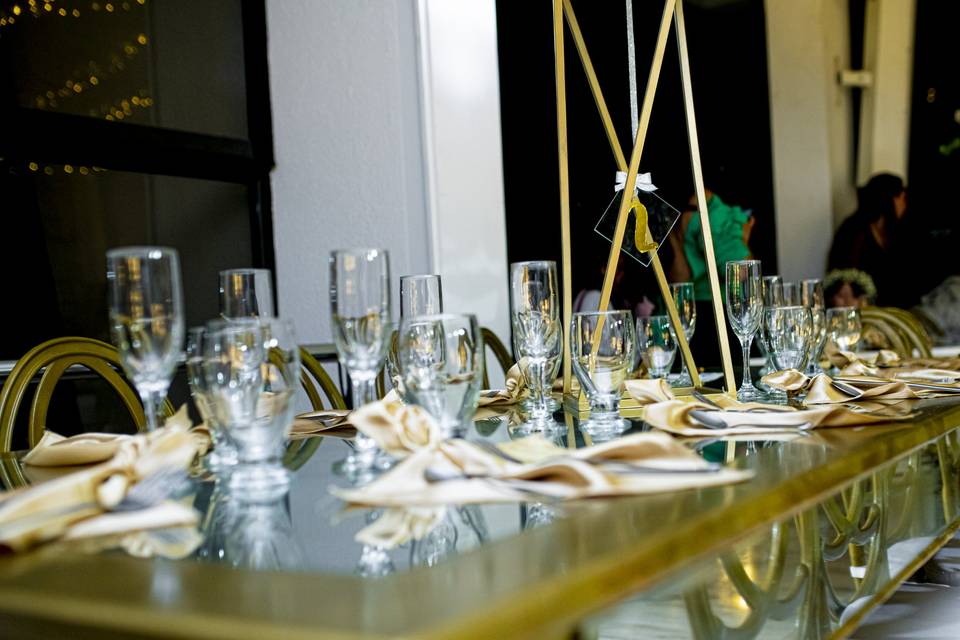 Mesa con copas de cristal