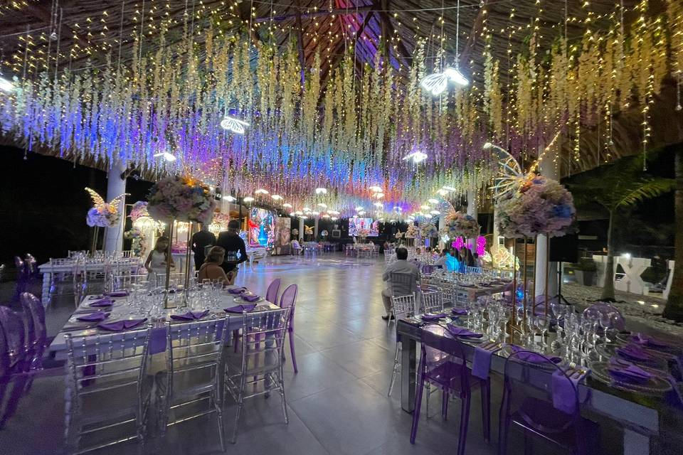 Salón decorado con luces