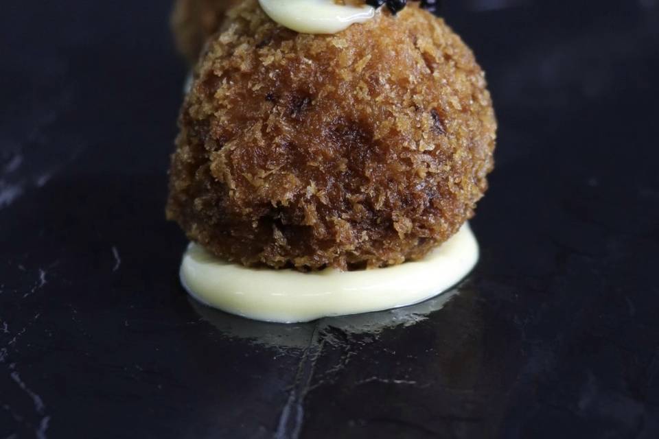 Croquetas, caviar y salmón