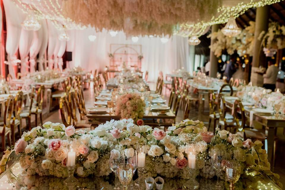 Mesa con flores y velas