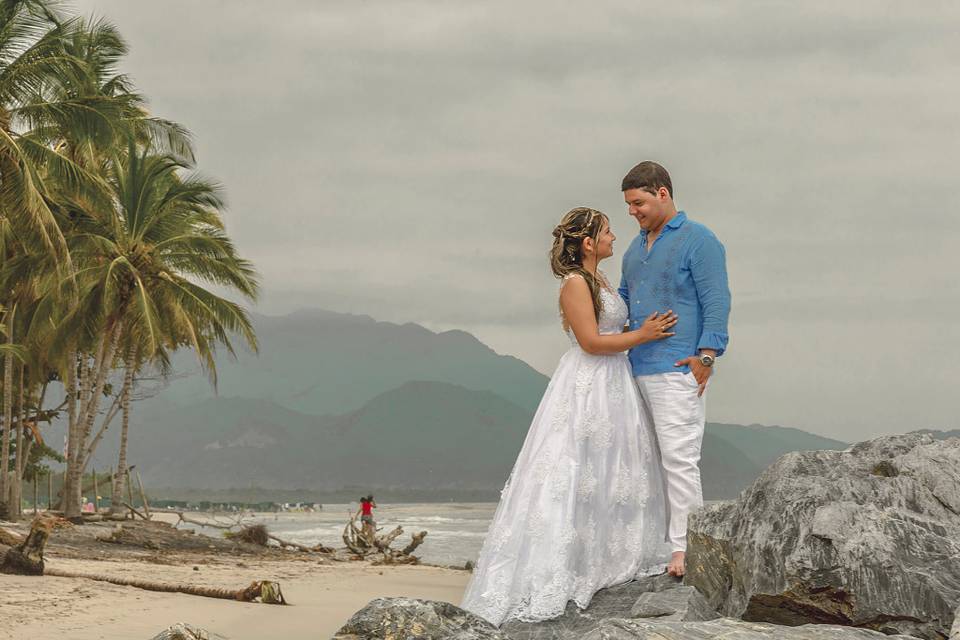 Novios posando en la playa