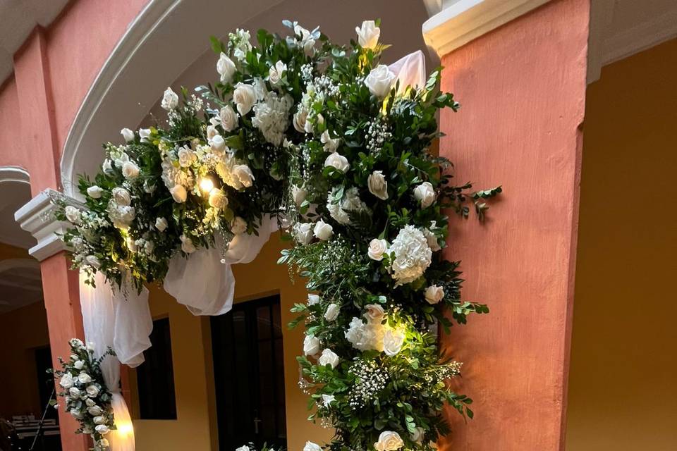 Arco de flores y luces en la entrada