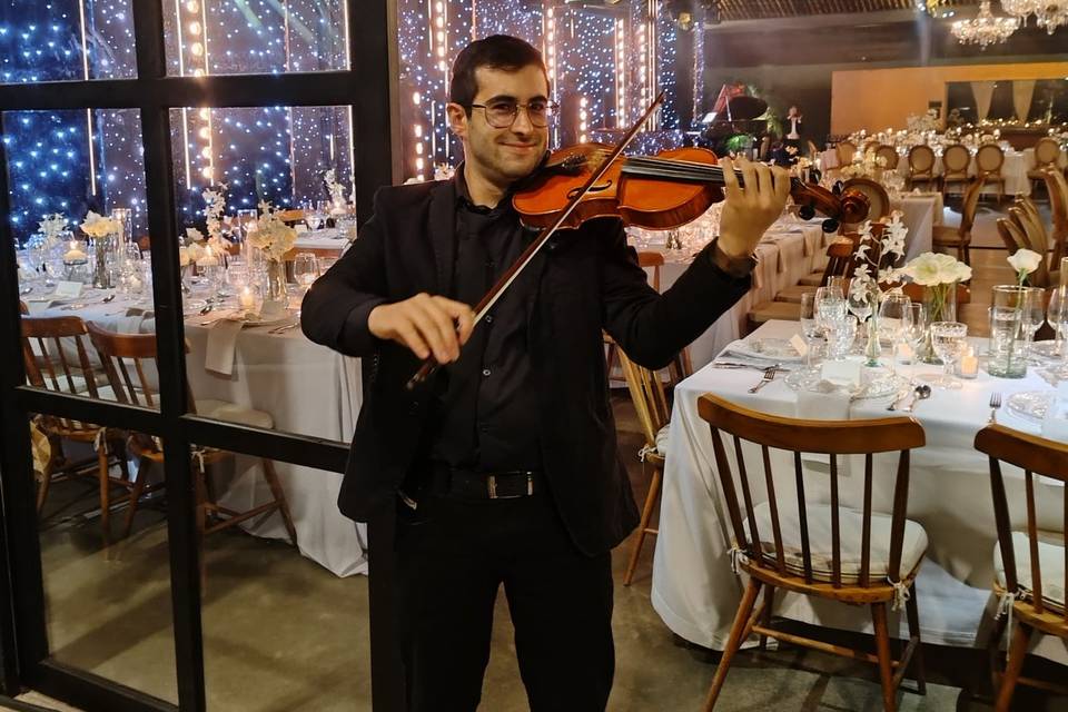 Artista tocando el violín