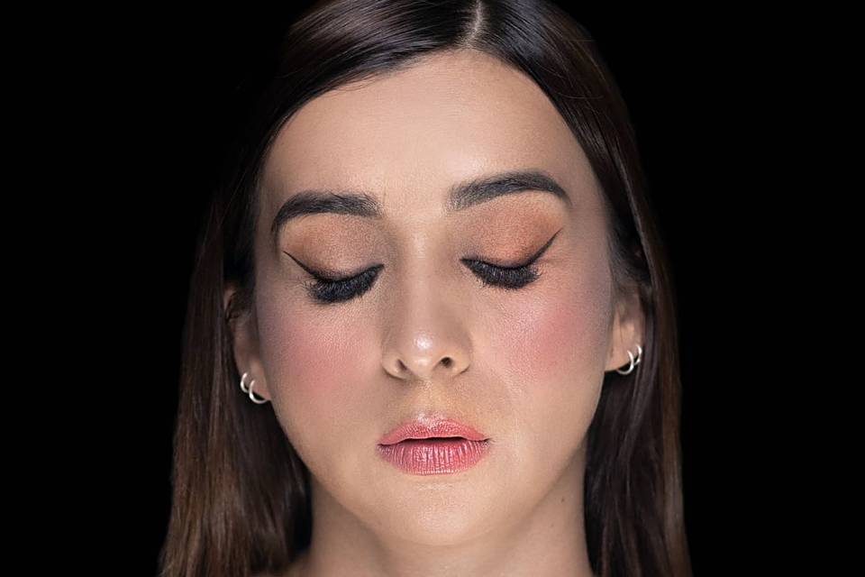 Maquillaje con delineado negro en los ojos