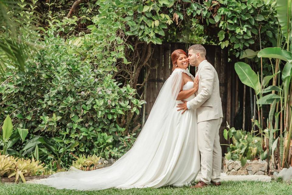 Novios posando en el jardín