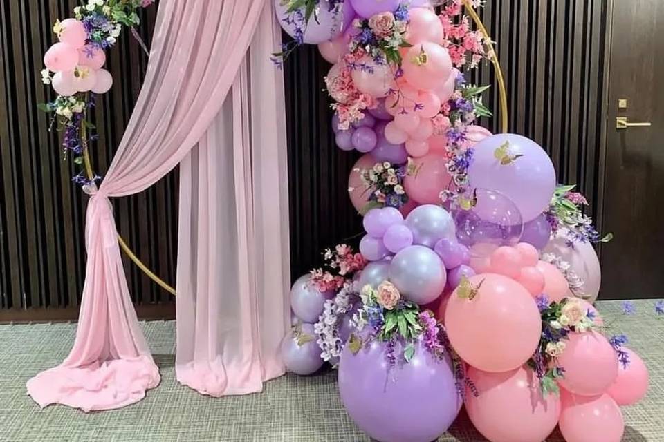 Aro para fotos decorado con globos morados y rosas