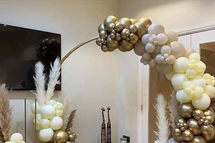 Decoración con globos dorados y beige