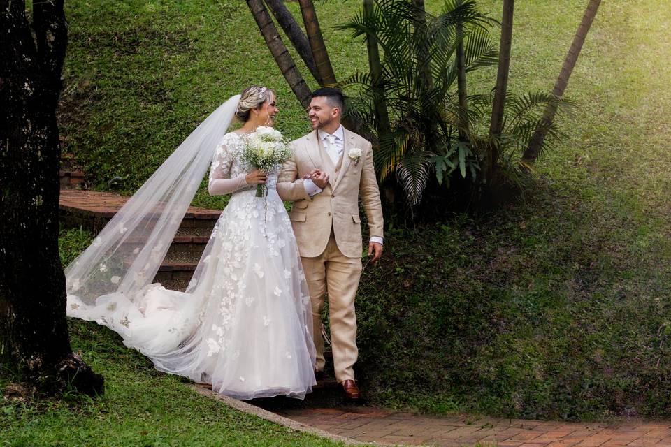 Novios caminando en medio de la naturaleza