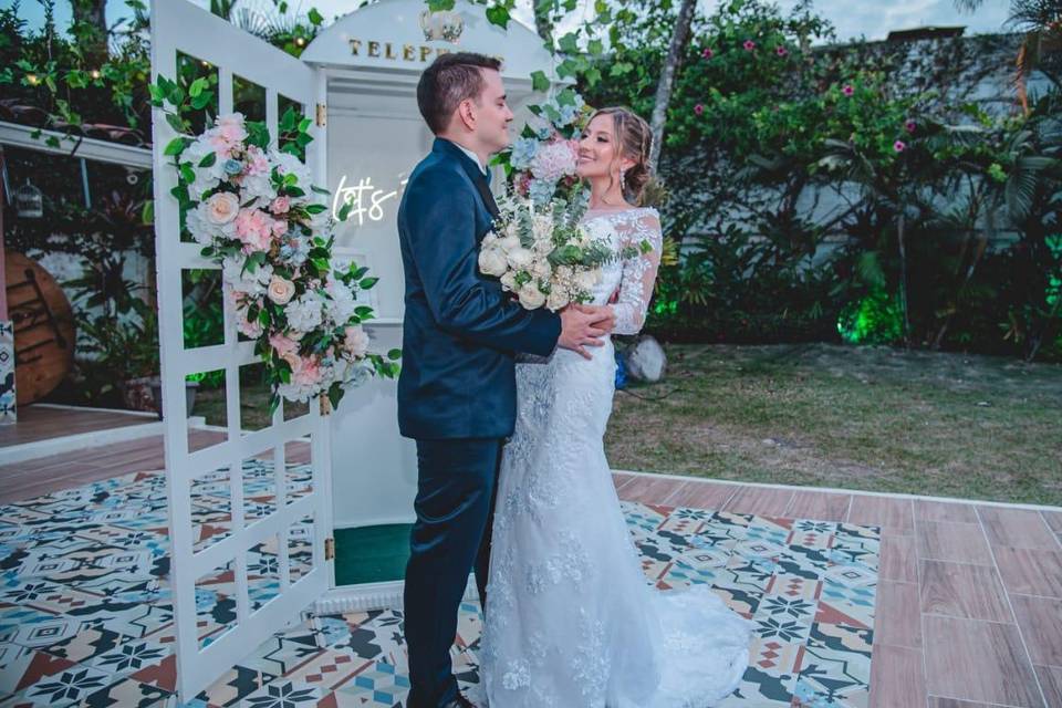 Novios posando en un spot con rosas