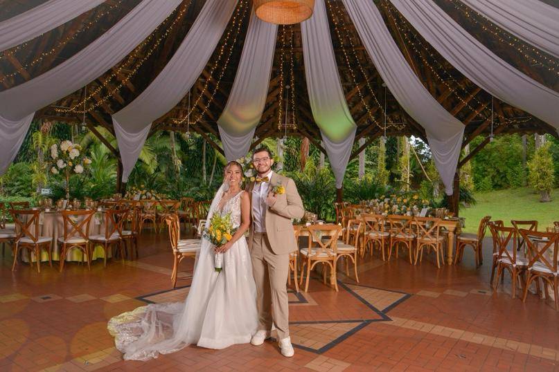 Novios posando en el jardín