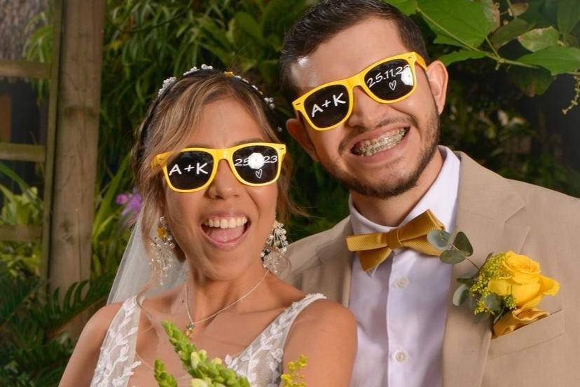 Novios con las gafas de sol