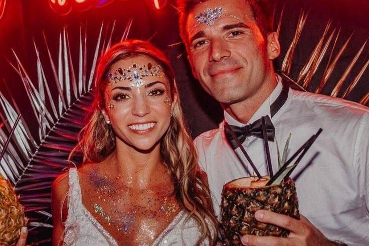 Novios con la cara pintada