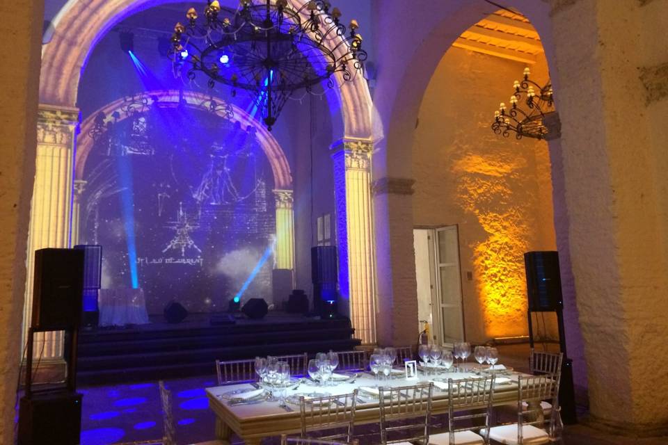 Iluminación ambiental en azul y amarillo
