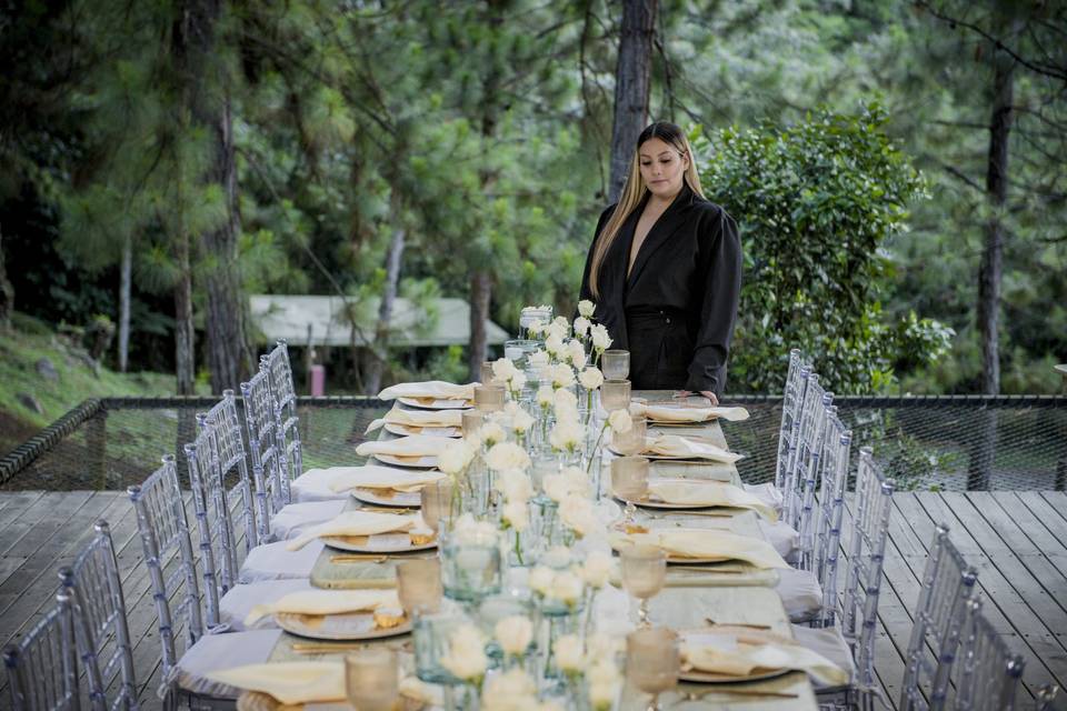 Mesa decorada con flores blancas