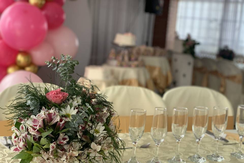 Centro de mesa con flores y copas de cristal