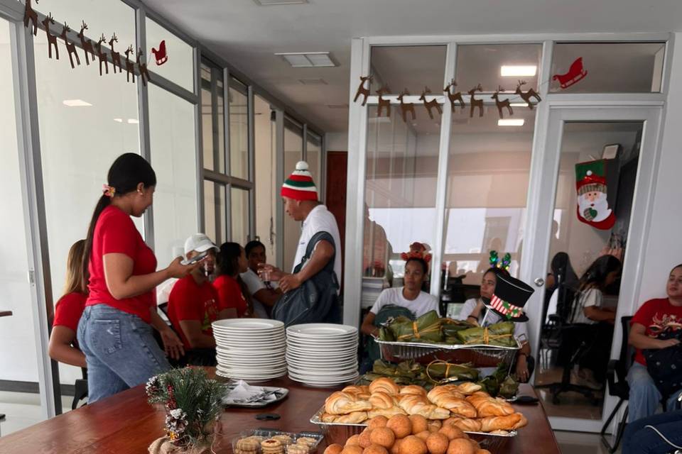 Comida lista para servir a los invitados