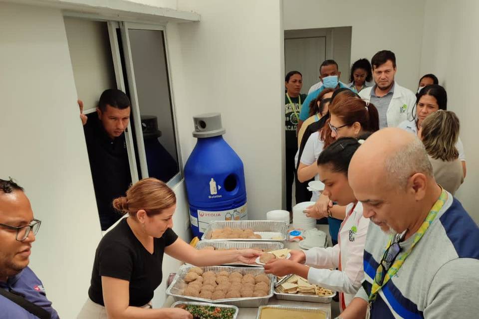 Sirviendo la comida