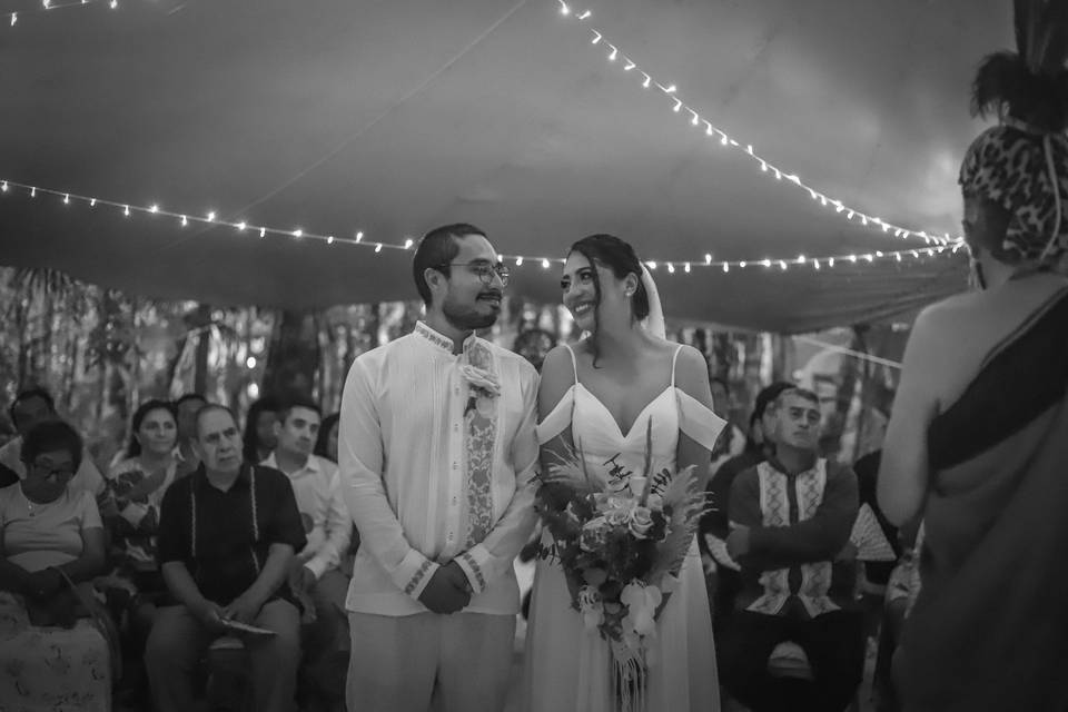 Novios viéndose a los ojos durante su ceremonia