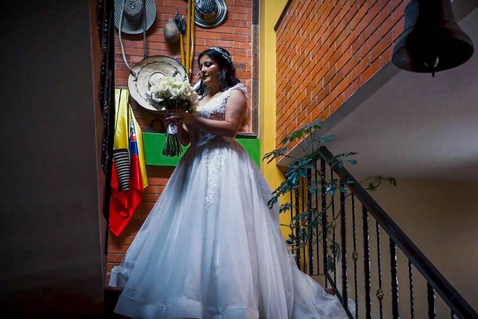 Novia posando en las escaleras