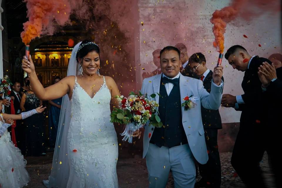 Novios celebrando de la mano