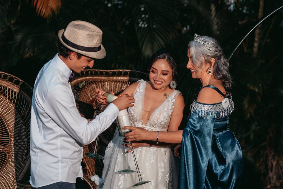 Novios encendiendo velas