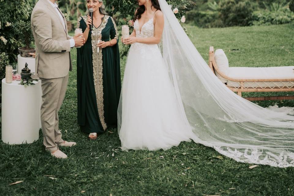 Novios en su ceremonia en el jardín