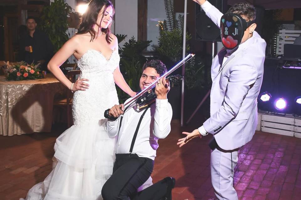 Novios bailando con el violinista