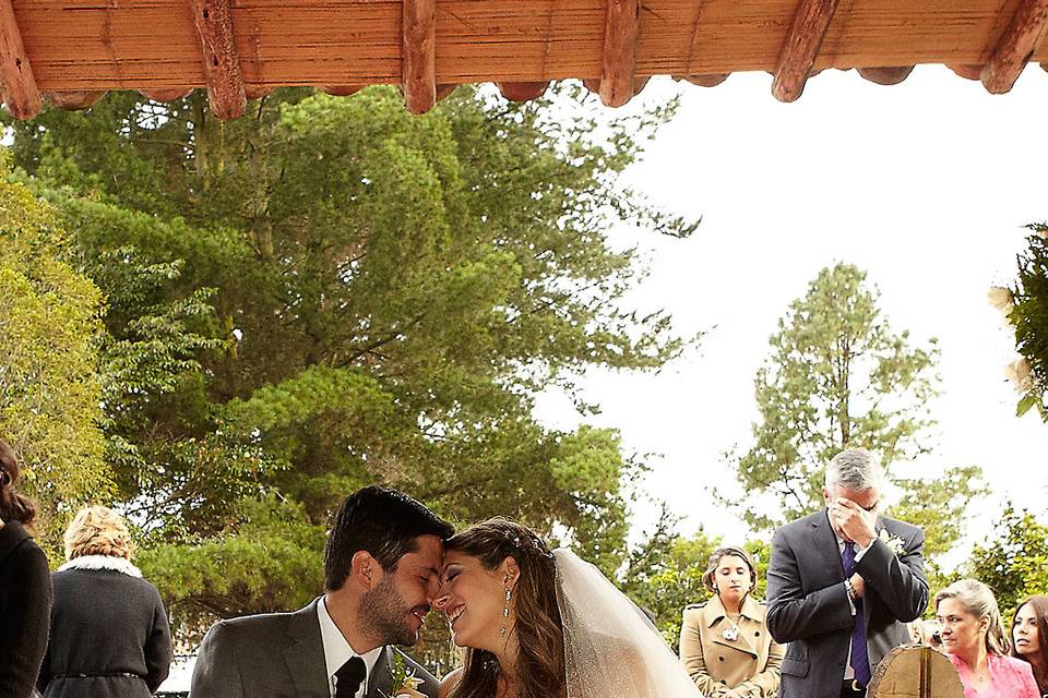 Novios en altar