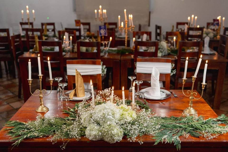 Mesa con velas y flores