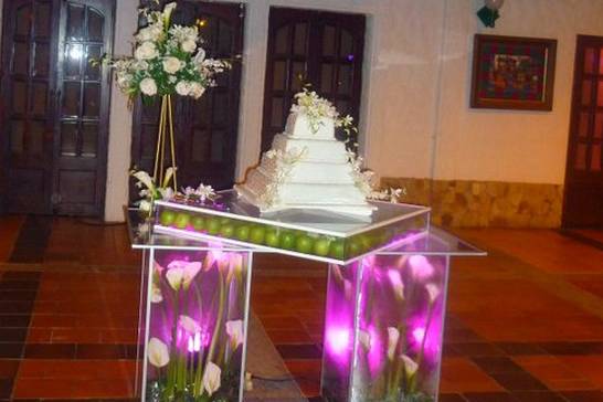 La mesa para el pastel de bodas
