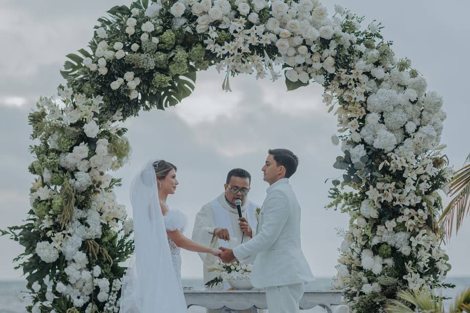 Novios tomados de la mano en el altar