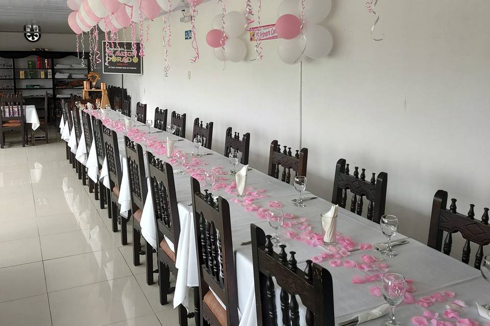 Decoración con globos rosas y blancos