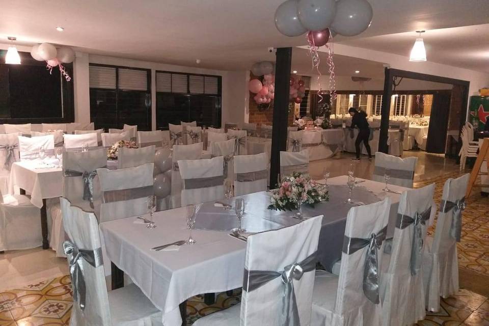 Evento con decoración blanca y plateada