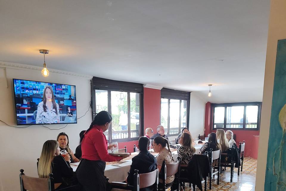 Invitados comiendo en el salón del restaurante