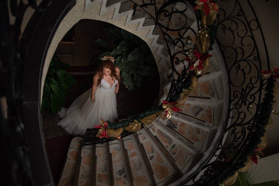 Novia bajo las escaleras