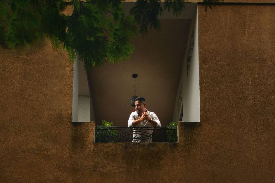 Novios posando cada una en diferentes plantas de la caa