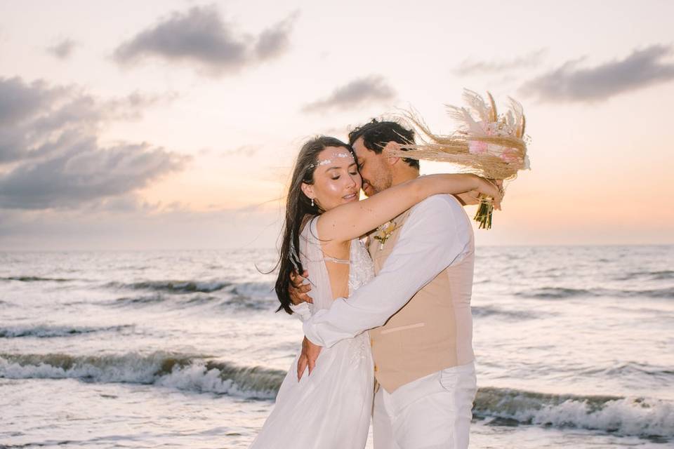 Pareja abrazada en la playa