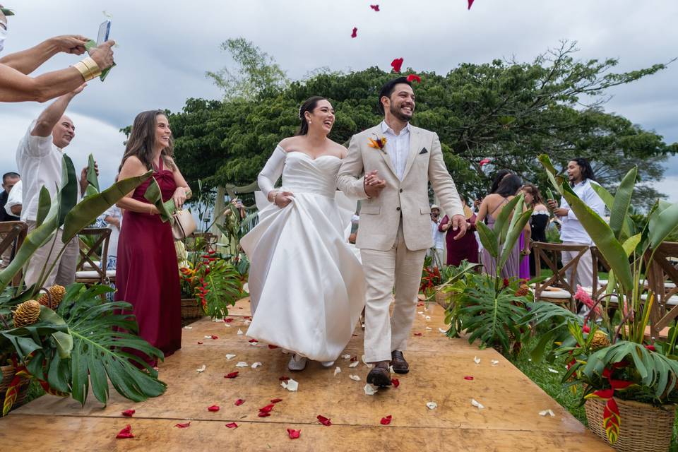 Novios festejando entre sus invitados