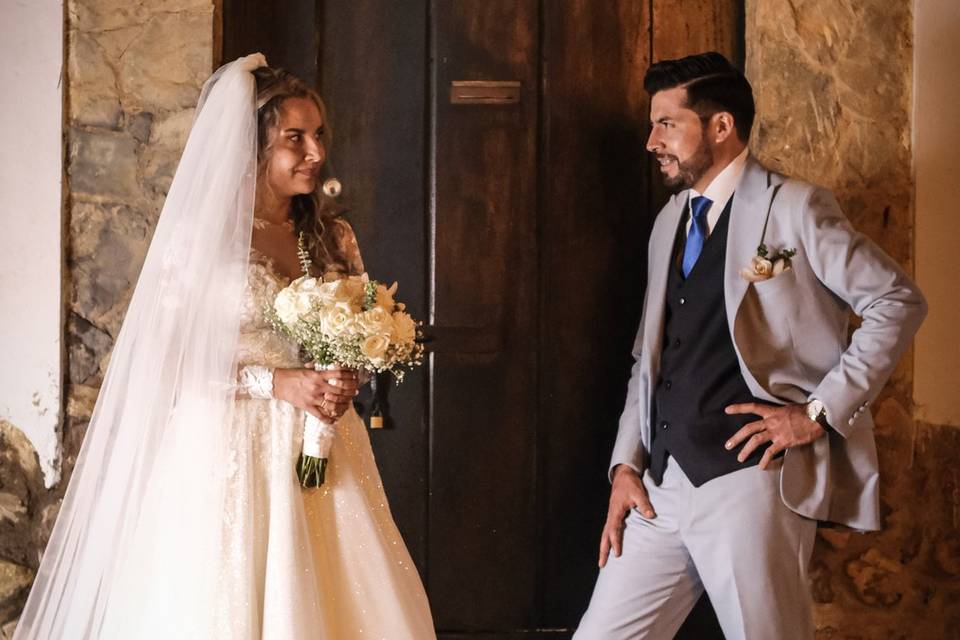 Novios viéndose en frente de una puerta de madera