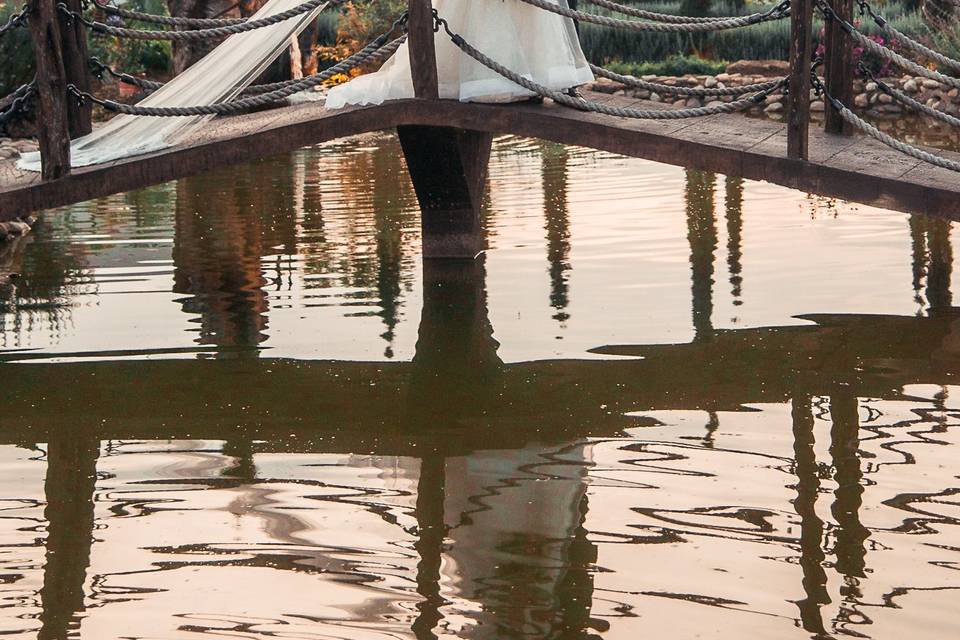 Pareja posando en un puente