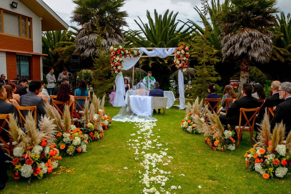 Novios en su ceremonia civil en el jardín