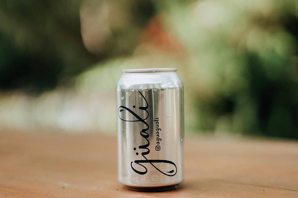 Agua en latas personalizadas para boda