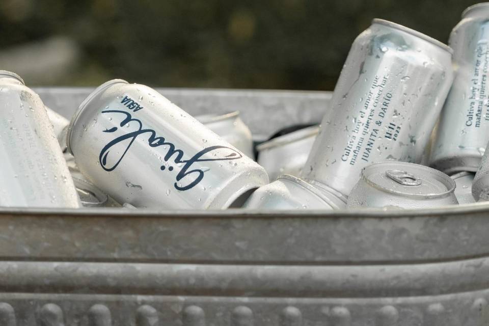 Agua en latas personalizadas para boda