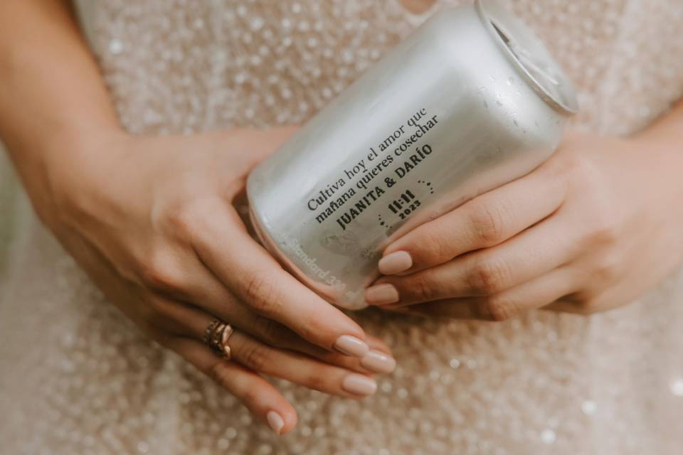 Agua en latas personalizadas para boda