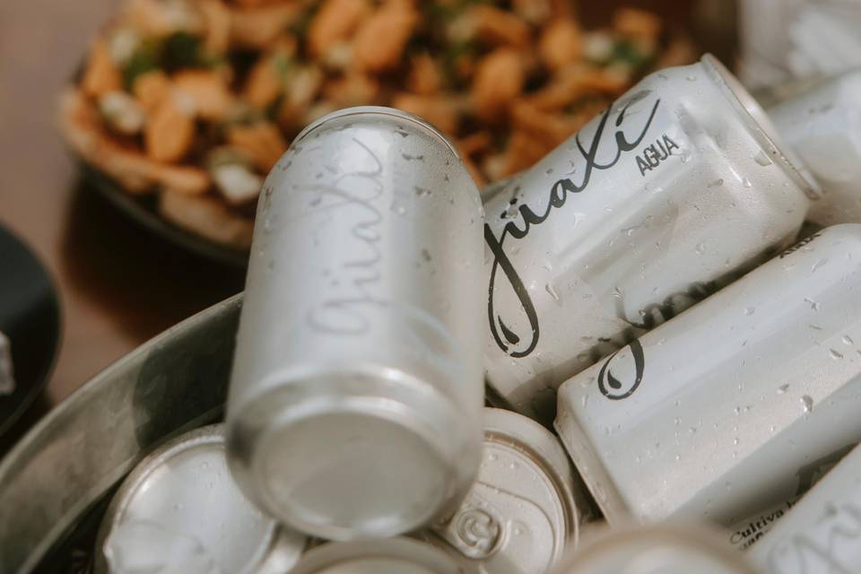 Agua en latas personalizadas para boda